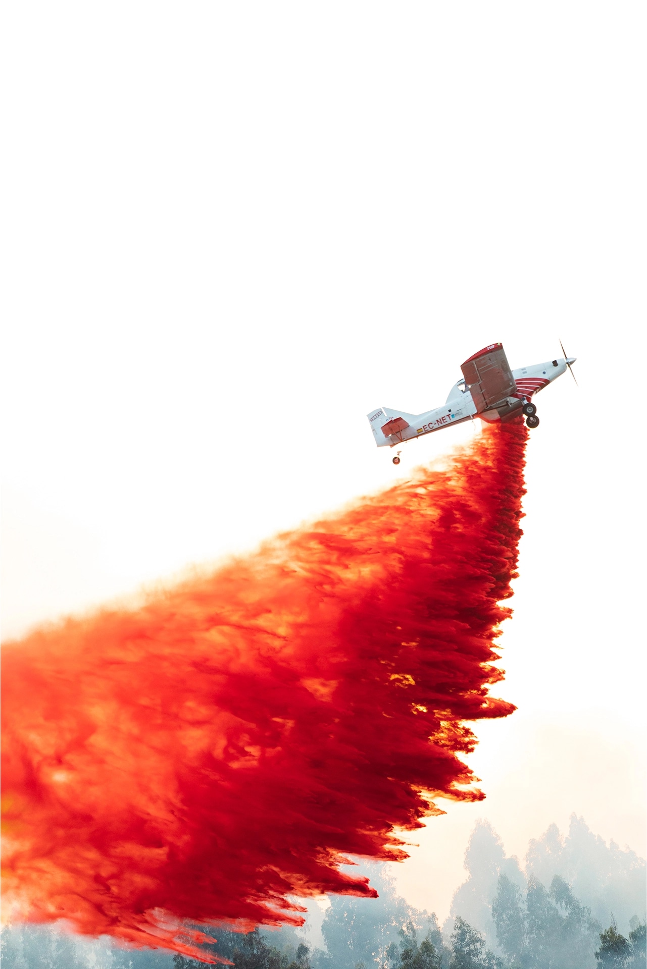 Avioneta soltando retardante